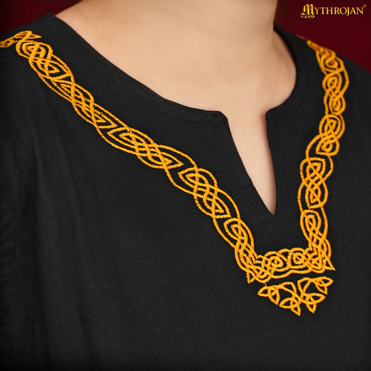 Túnica vikinga en algodón manga larga cuello bordado, color negro