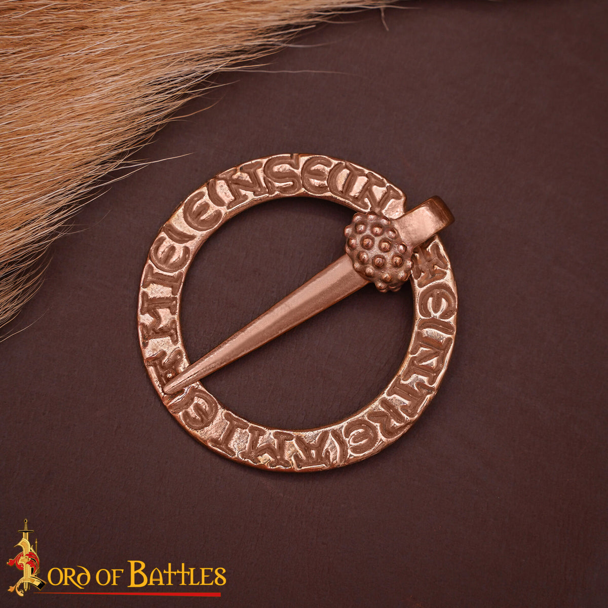 Broche medieval nòrdico forma de anillo con incsiones, acabado bronce pulido
