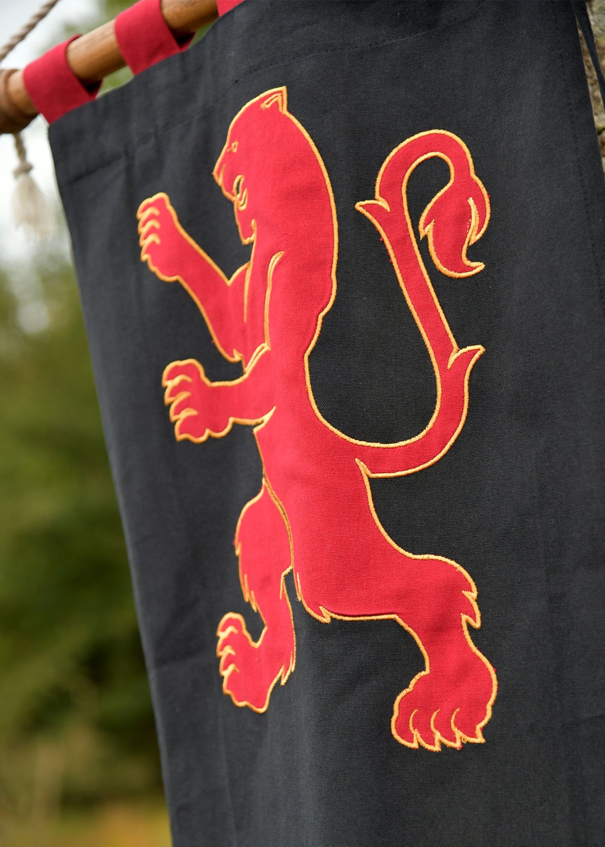 Estandarte medieval diseño León, negro-rojo