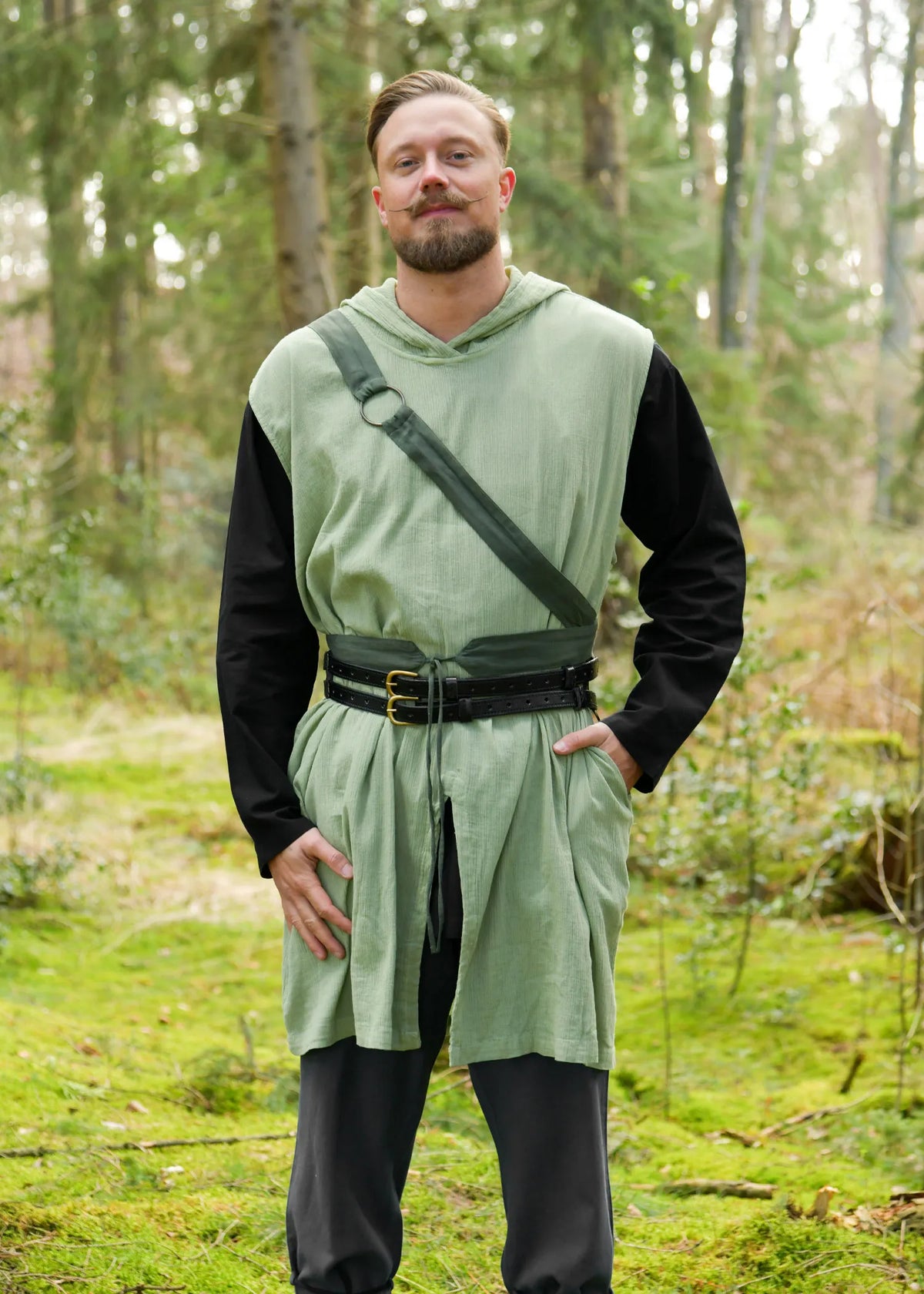 Túnica medieval sin mangas con capucha modelo Malric, color verde