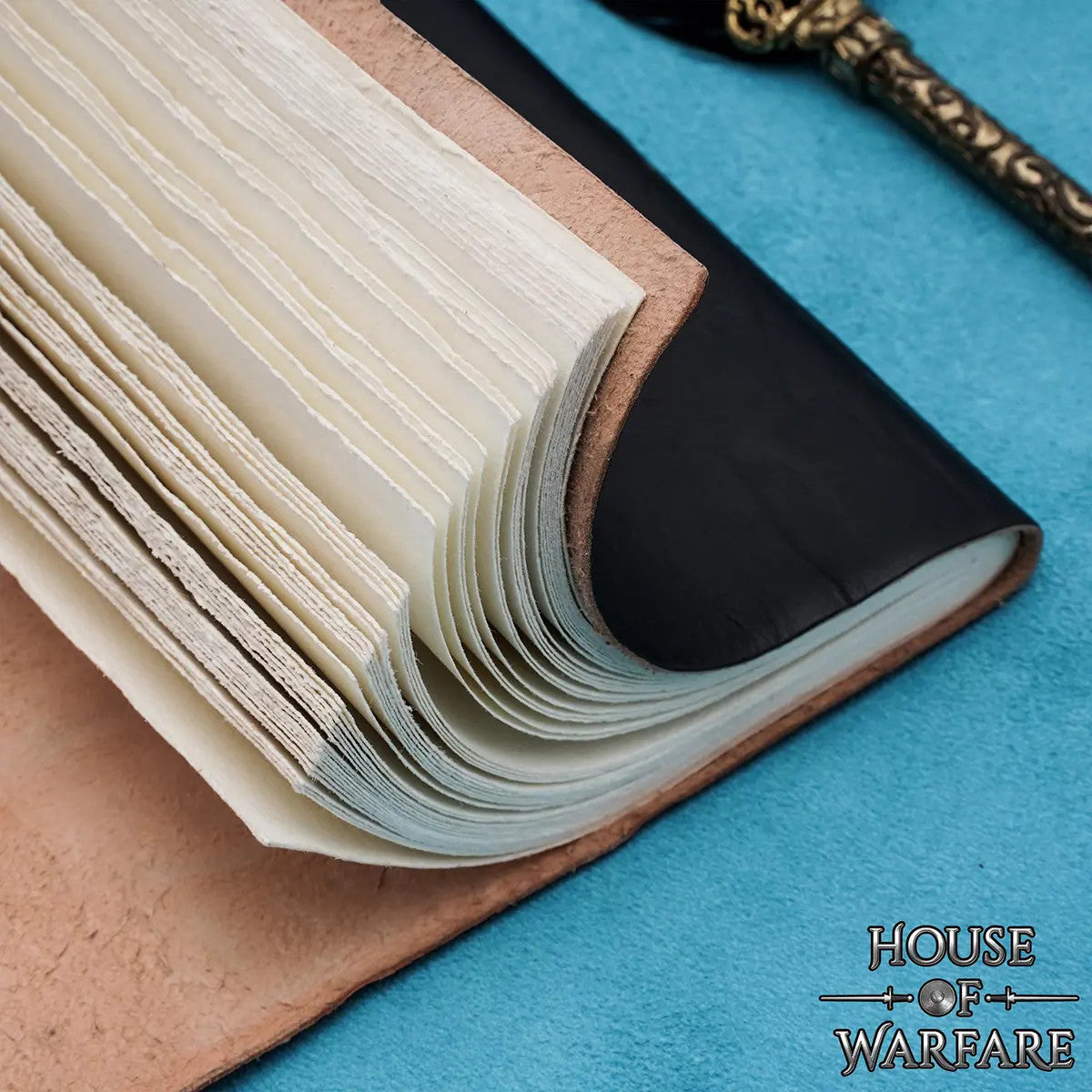 Diario medieval encuadernado en cuero negro enrollado