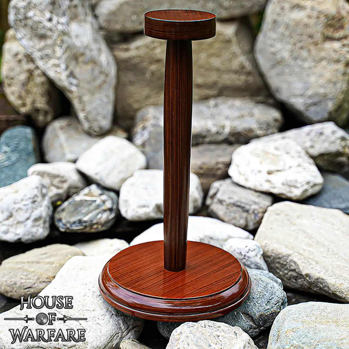 Soporte de Madera Pulida para Cascos Medievales