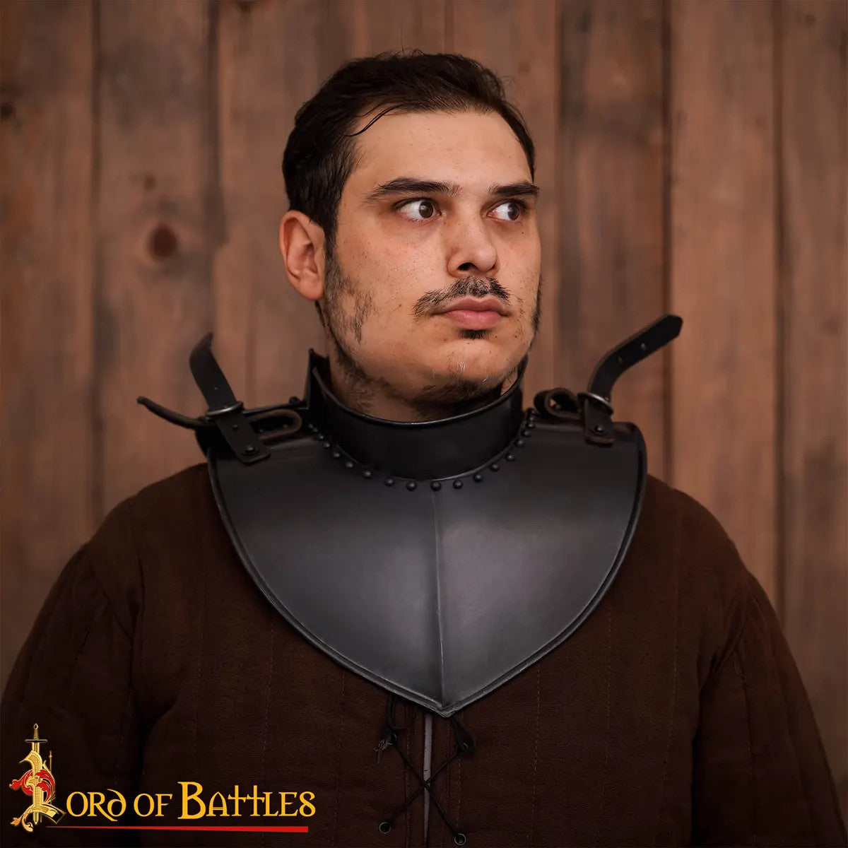 Gorjal medieval de caballero en acero, acabado ennegrecido