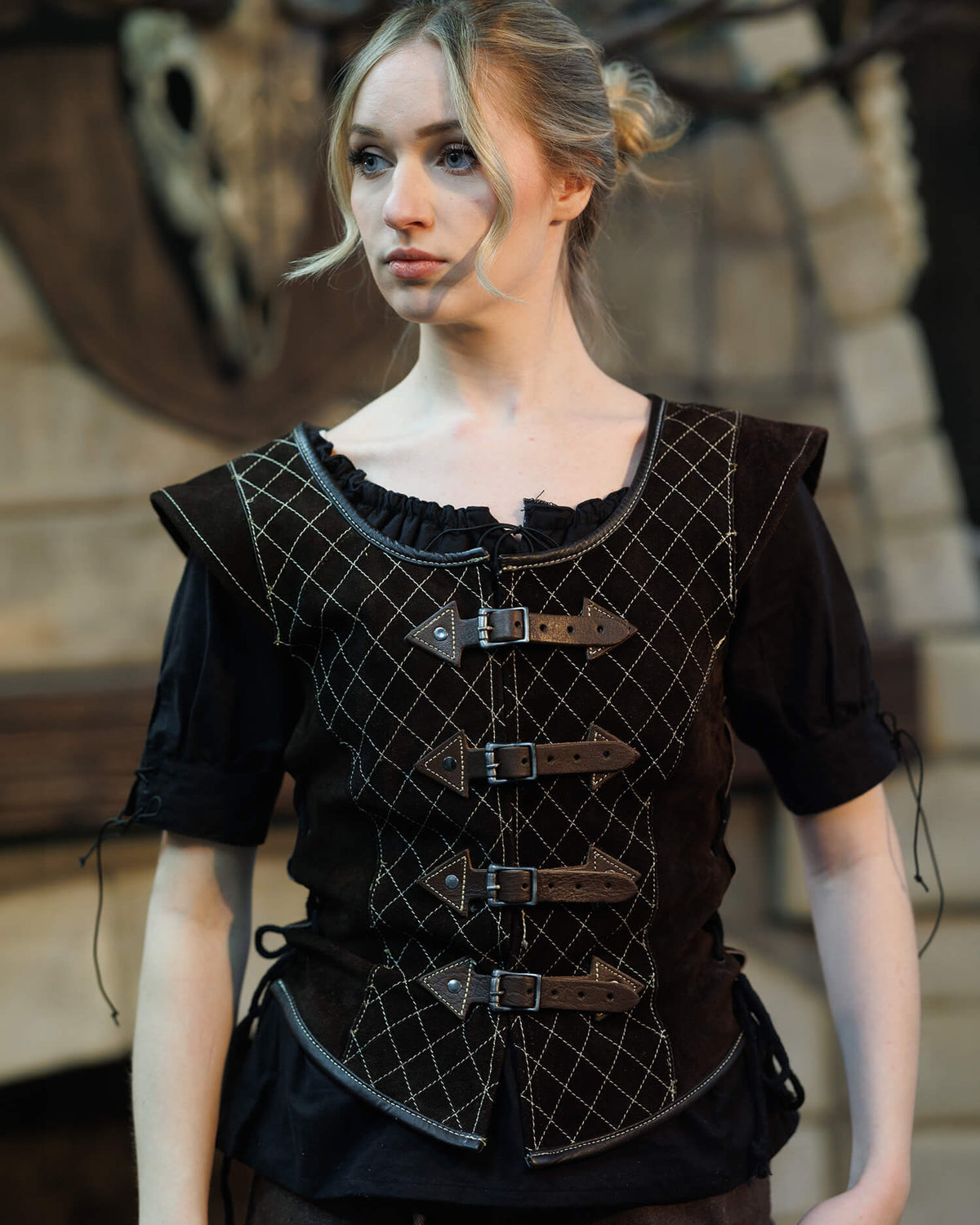 Chaleco medieval en piel de ante marrón, modelo Myrcella