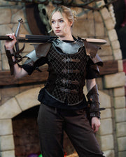 Chaleco medieval en piel de ante marrón, modelo Myrcella