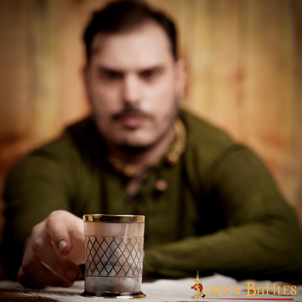 Vaso de chupito estilo vikingo, con bordes en latón