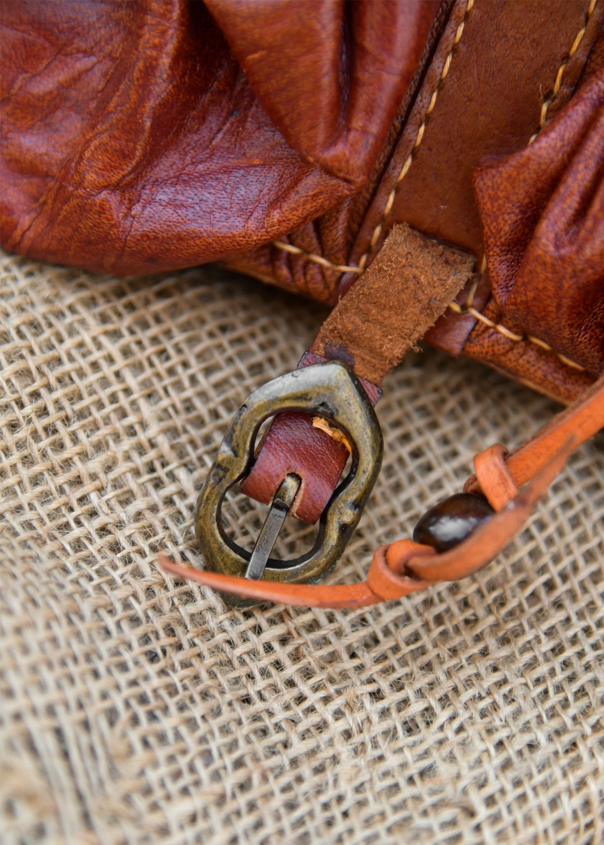 Bolso riñonera medieval Dordrecht en cuero marrón, siglos XIV-XV