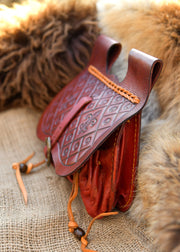 Bolso riñonera medieval Dordrecht en cuero rojo, siglos XIV-XV