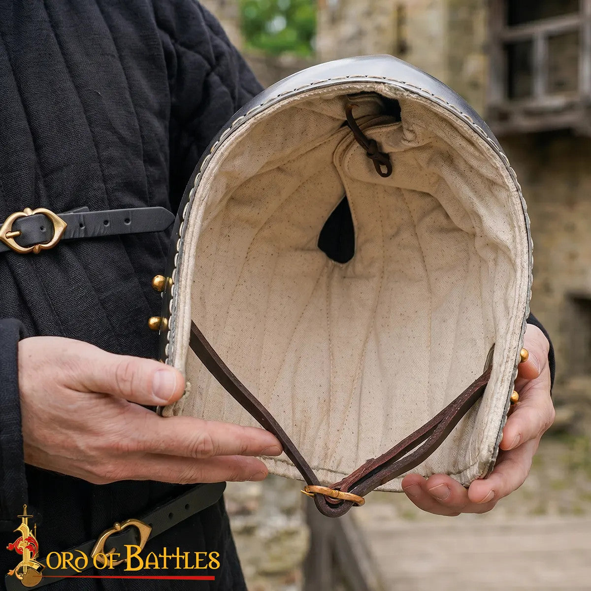 Bacinete medieval en acero Siglos XIII-XIV, con acolchado