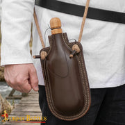 Botella medieval en madera con funda de cuero