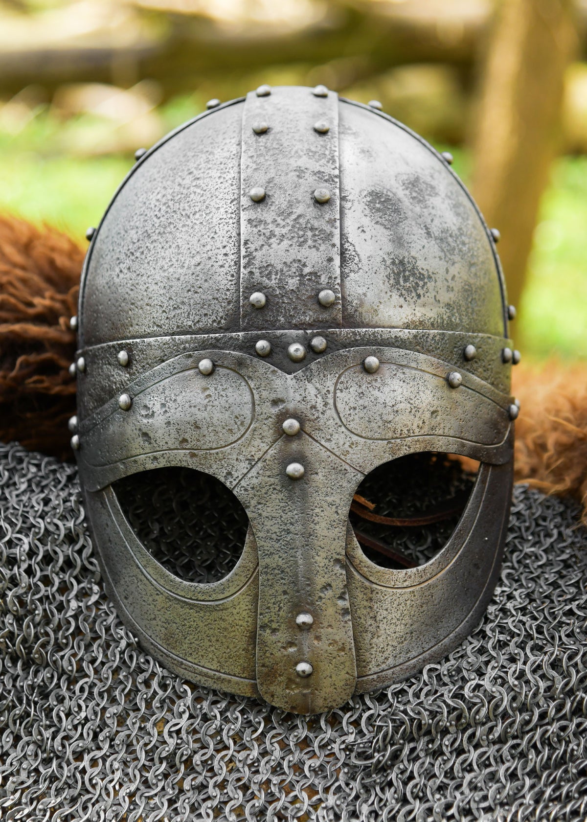 Casco Vikingo en acero envejecido, con forro de cuero
