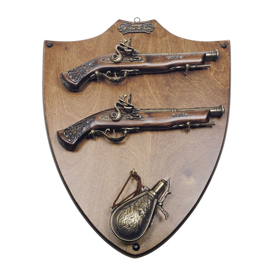 Panoplia de madera con pistolas y polvorera