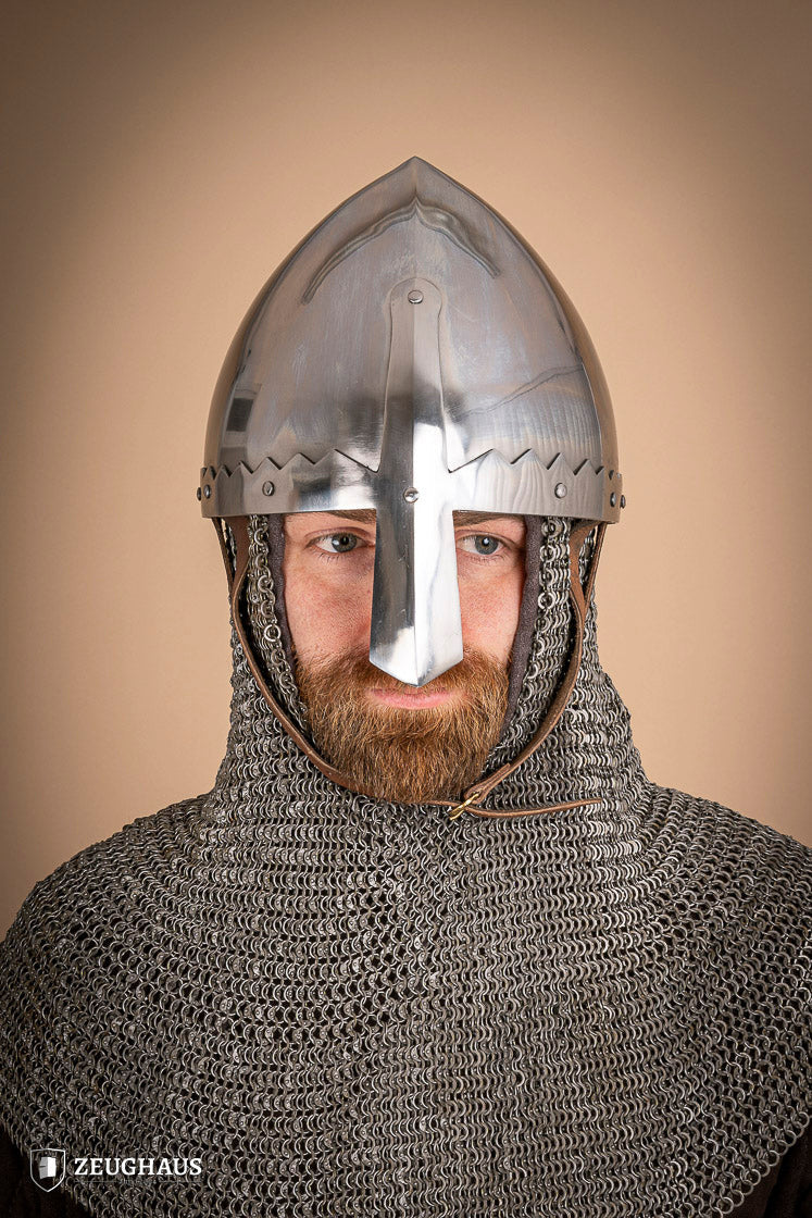 Casco San Wenceslao con protección nasal reforzada